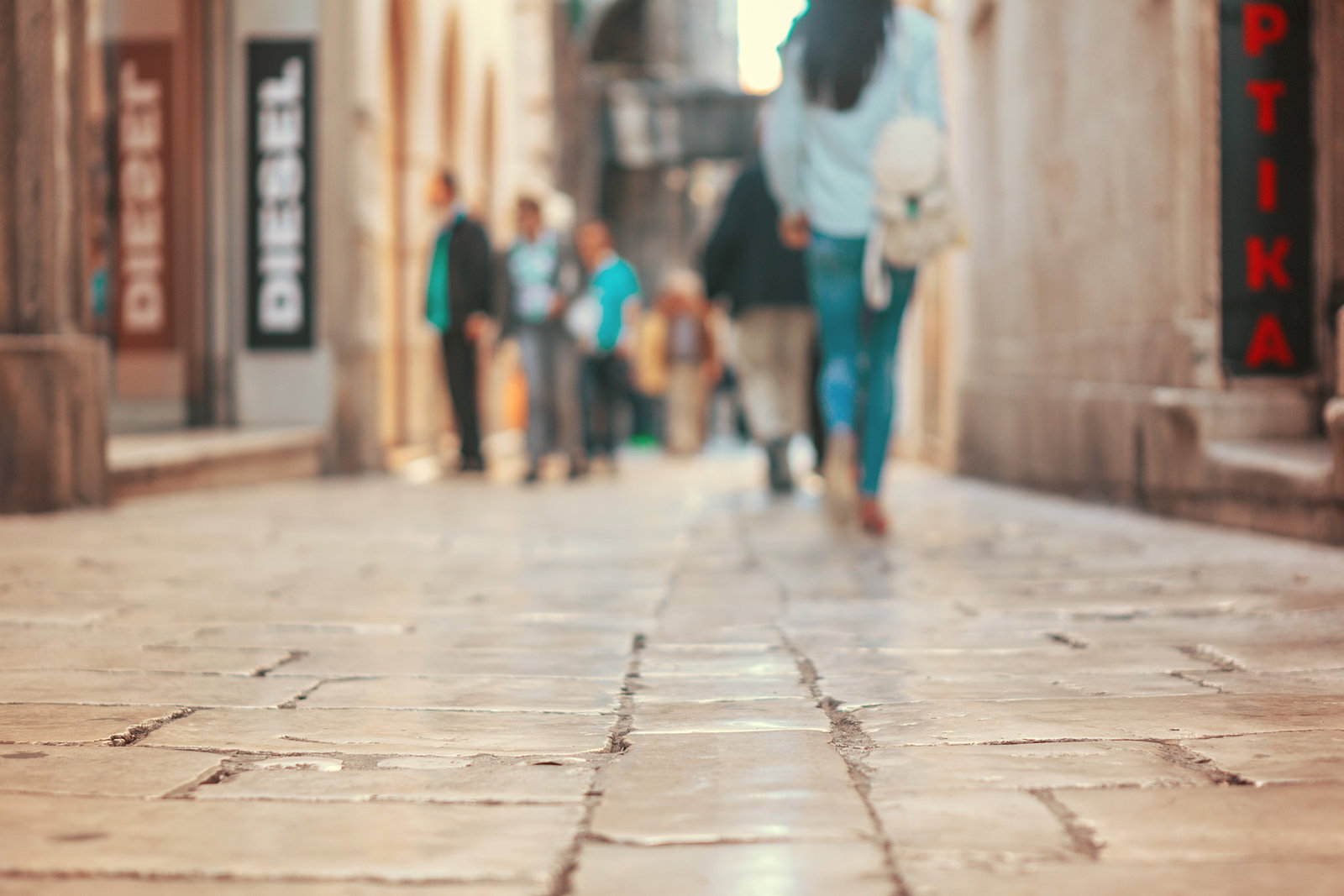 HRSPU Split people walking on alley Drazen Biljak.jpg